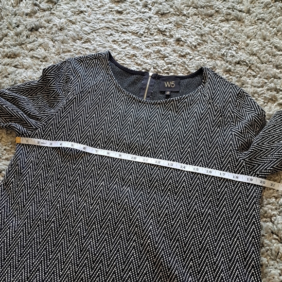 W5 | Back & white triangle striped crew neck cropped sleeve shirt frayed edges - Picture 11 of 11